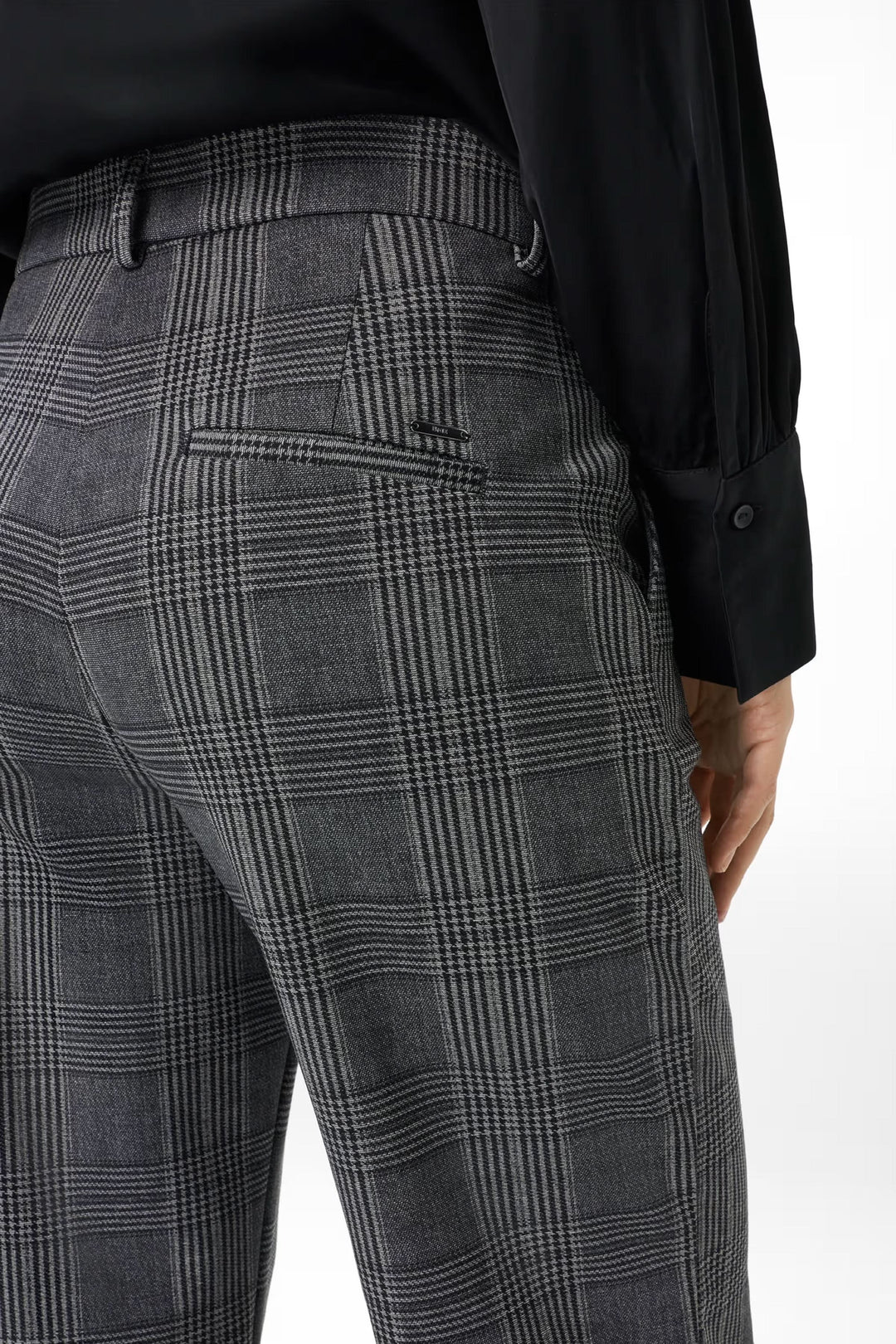 Détail arrière du Pantalon Maine à carreaux avec chemise noire, élégant et sophistiqué pour un style moderne.