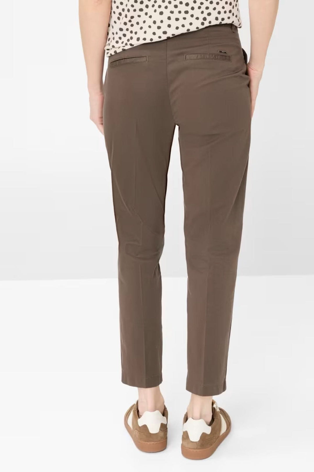 Vue arrière du Pantalon Maron coupe droite et longueur cheville, parfait pour un style moderne et confortable.