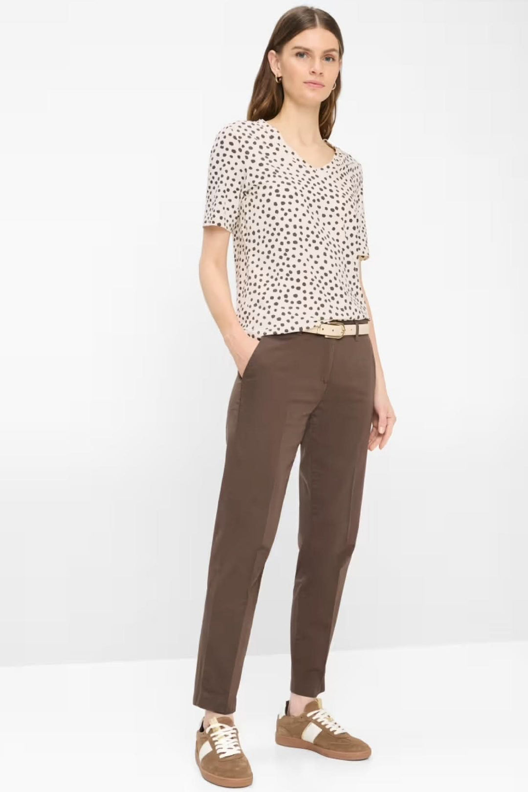 Femme portant un Pantalon Maron coupe droite en tissu extensible, longueur cheville, avec poches latérales et arrière, style moderne.