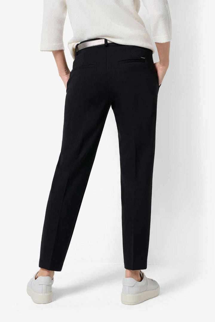 Pantalon noir fuselé pour femme avec élastique, vu de dos, parfait pour un look décontracté.