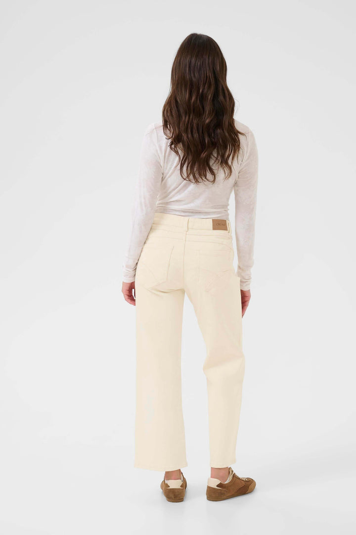 Femme portant le pantalon Natalia avec coupe droite et allure épurée, adapté pour un look polyvalent.