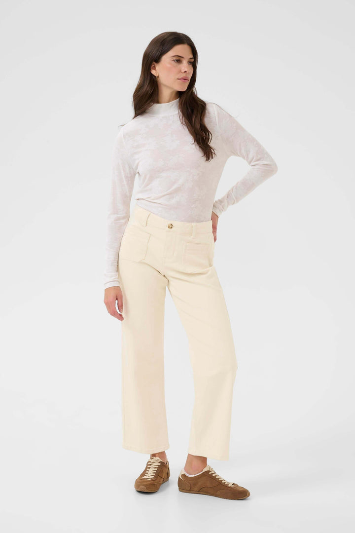Femme portant le Pantalon Natalia coupe droite, allure épurée, pour tenues décontractées ou soignées, confort et style au quotidien.