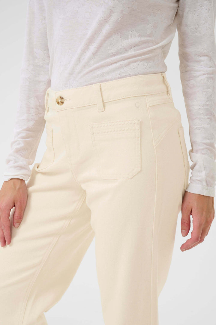 Pantalon Natalia coupe droite, couleur claire, idéal pour un style polyvalent et confortable au quotidien.