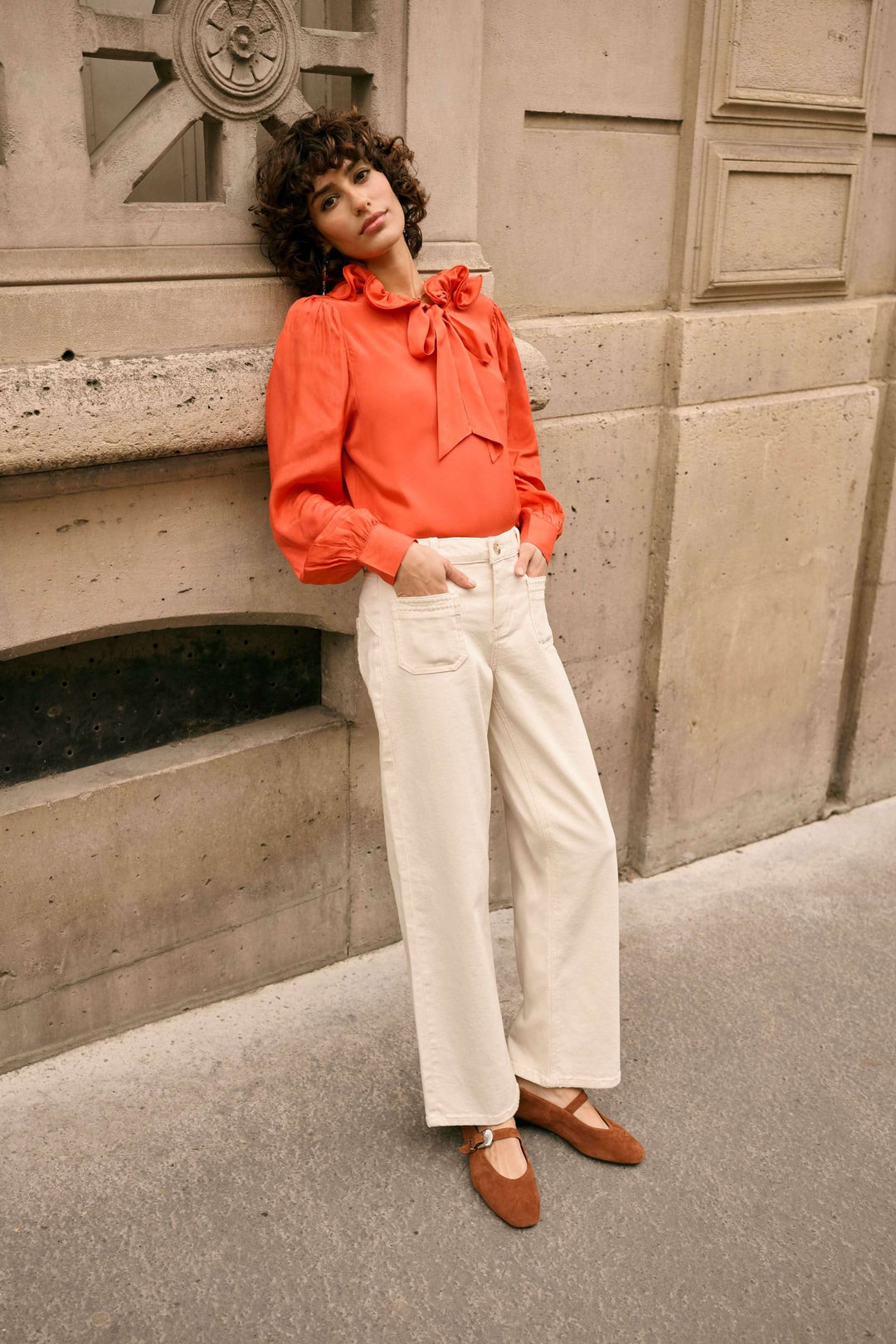 Pantalon Natalia élégant avec coupe droite, taille régulière, idéal pour looks décontractés ou soignés.