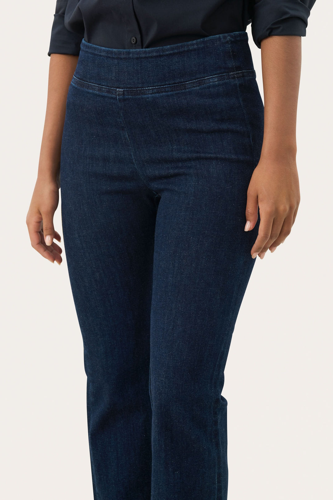Pantalon Nikela bleu foncé à taille haute élastiquée et coupe évasée pour une silhouette flatteuse et moderne.