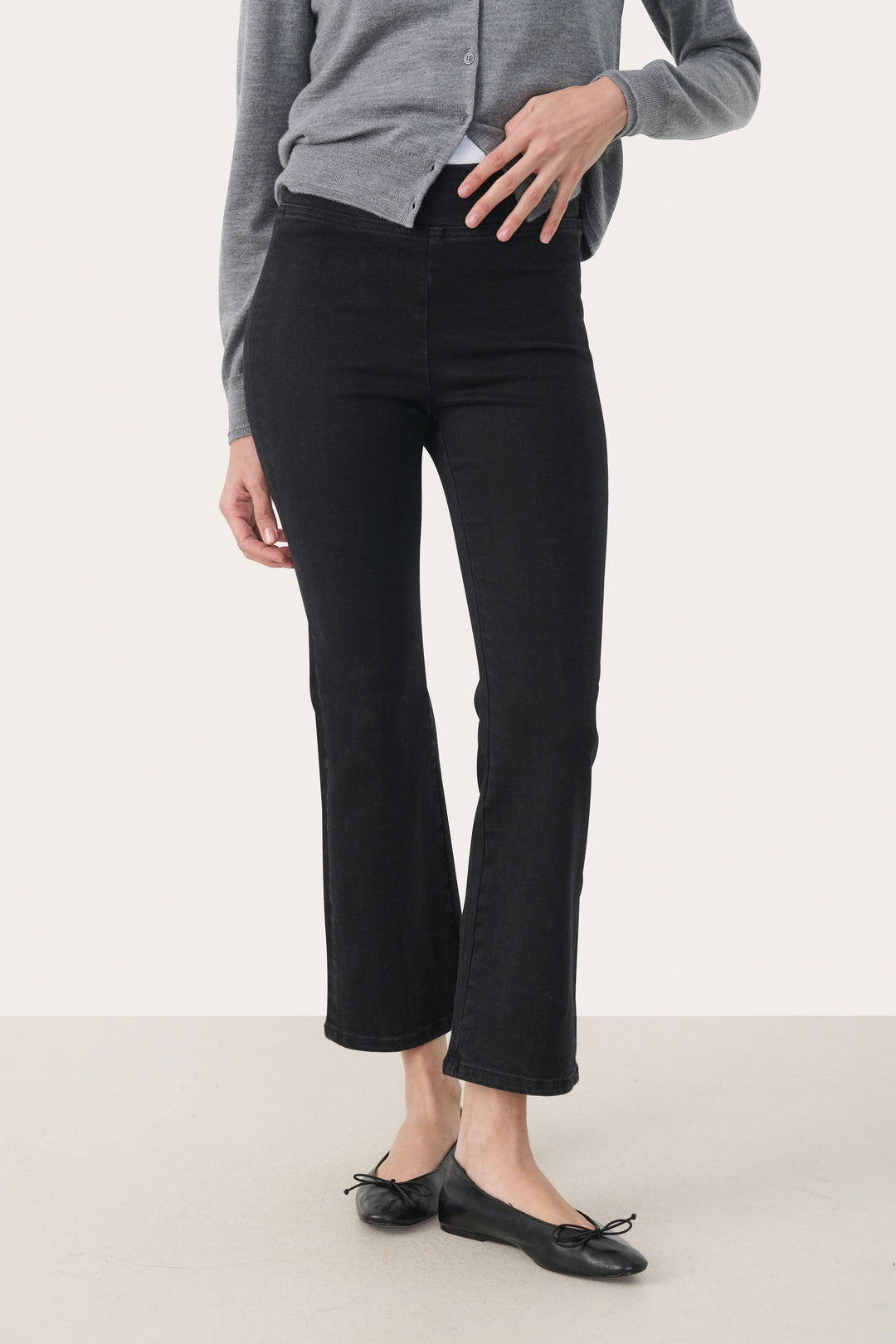 Pantalon Nikela - pantalon évasé noir taille haute, confortable et moderne, coupe aux hanches ajustée, tissu extensible, longueur cheville.