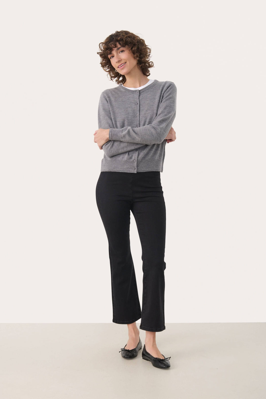 Femme portant Pantalon Nikela évasé, taille haute, noir, confort moderne.