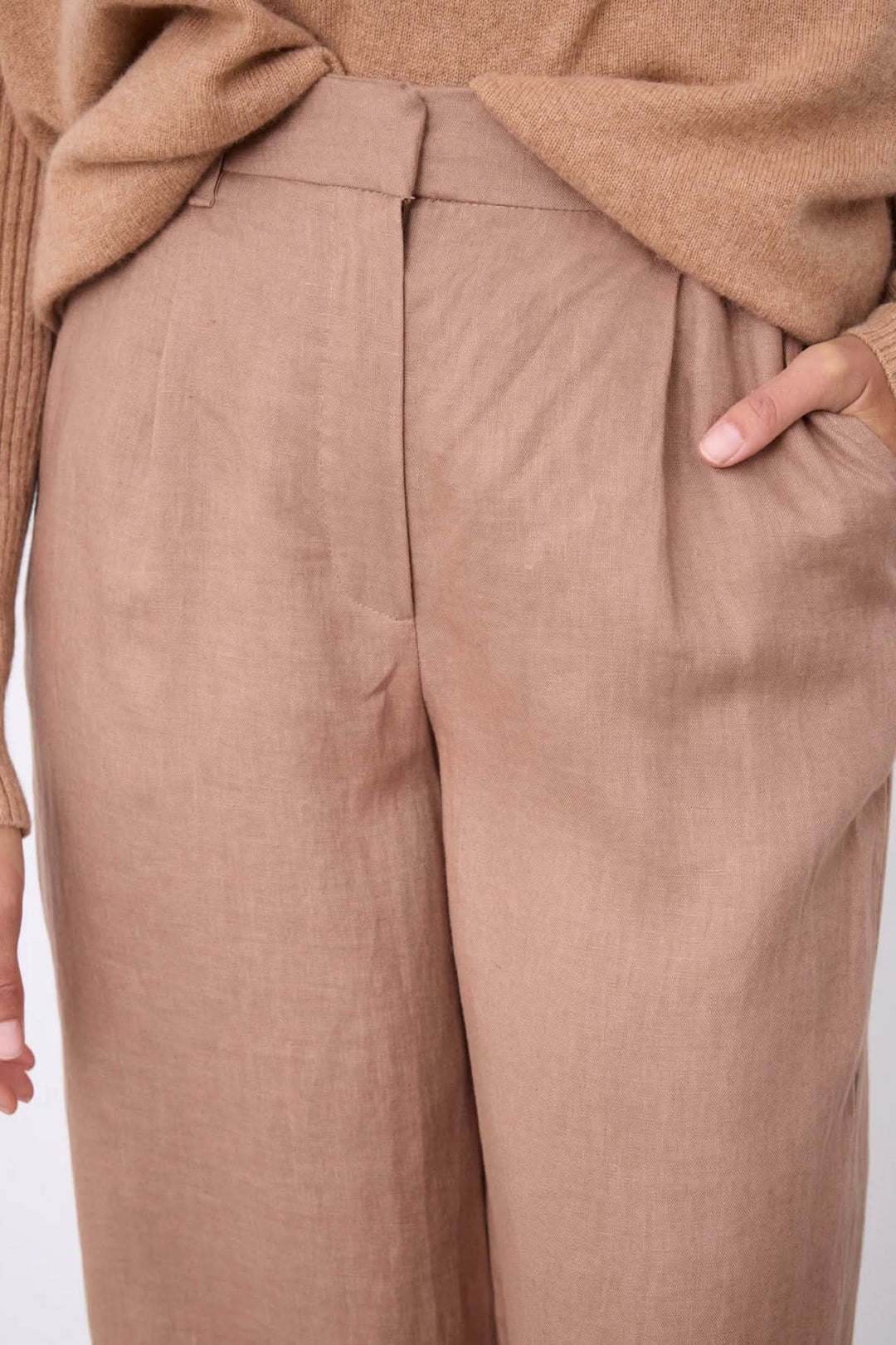 Pantalon Paula large fluide taille haute avec tissu fluide et poches idéales pour un style chic décontracté. Décris moi le produit en français.