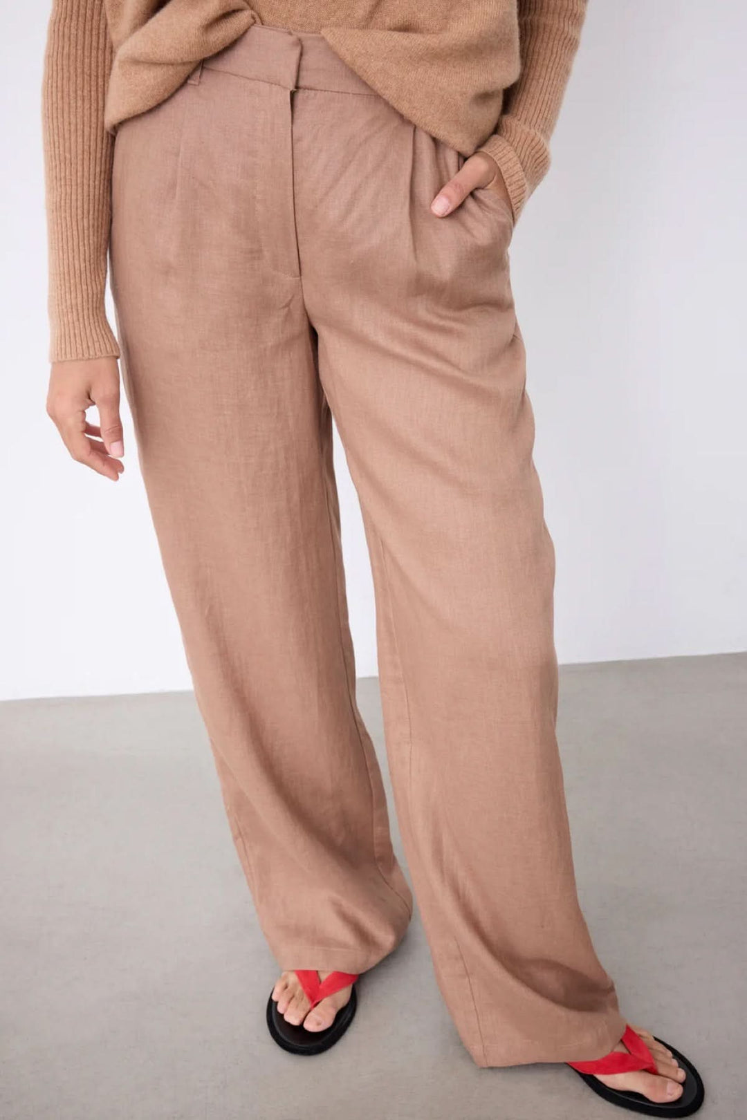 Pantalon Paula large fluide taille haute couleur sable, chic et confortable, idéal pour un style décontracté avec poches latérales.
