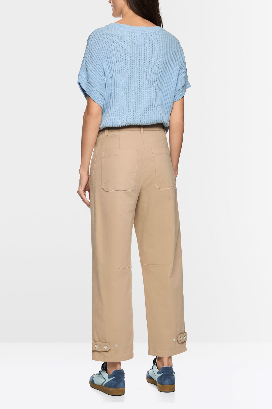 Pantalon RUMA en mélange de coton doux, coupe droite moderne, longueur cheville, taille haute structurée, polyvalence avec tricot ou blouse.