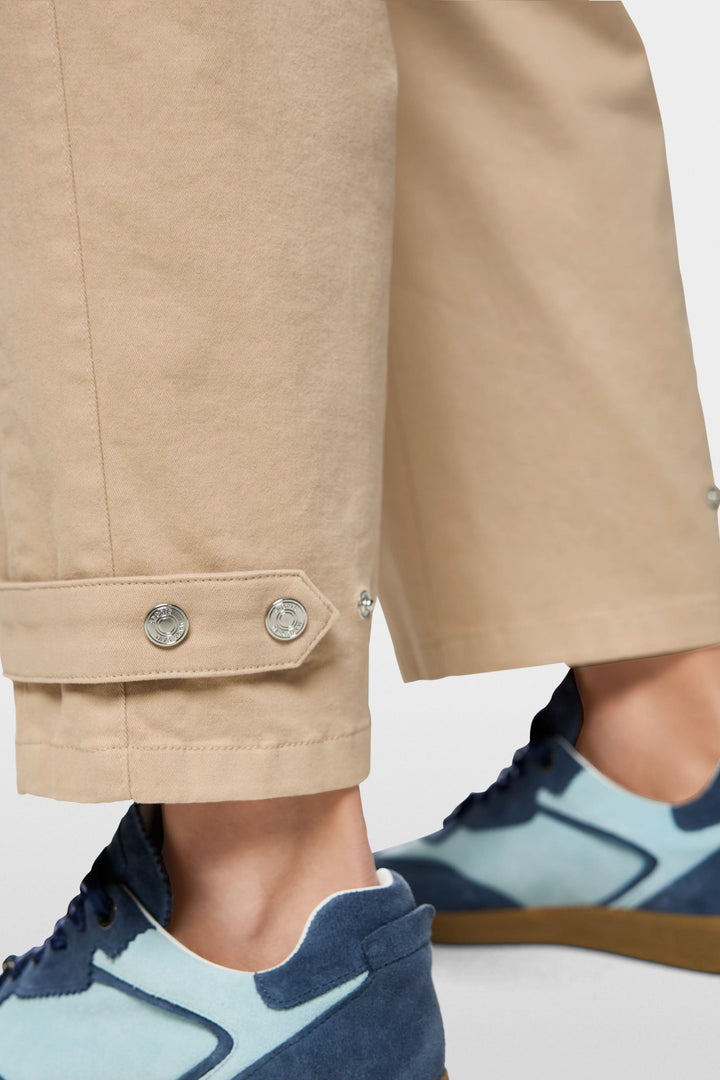 Detail bas du Pantalon RUMA en mélange de coton doux avec coupe droite large et ourlets à boutons, style moderne et structuré.