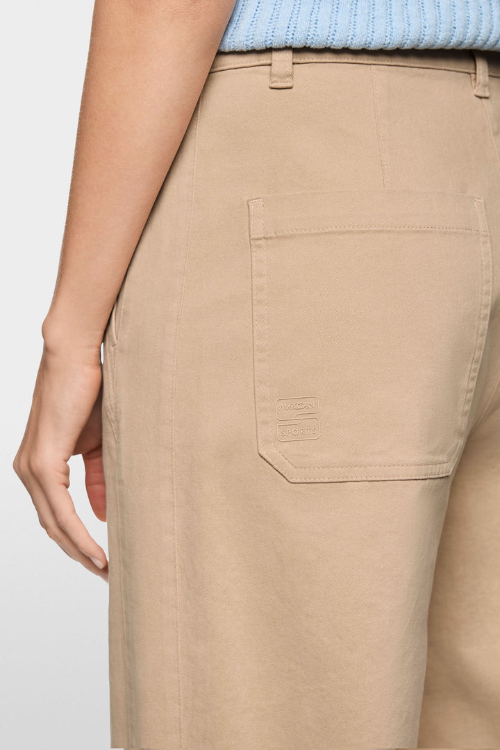 Détail du Pantalon RUMA en mélange de coton doux avec poche arrière, coupe droite et taille haute.
