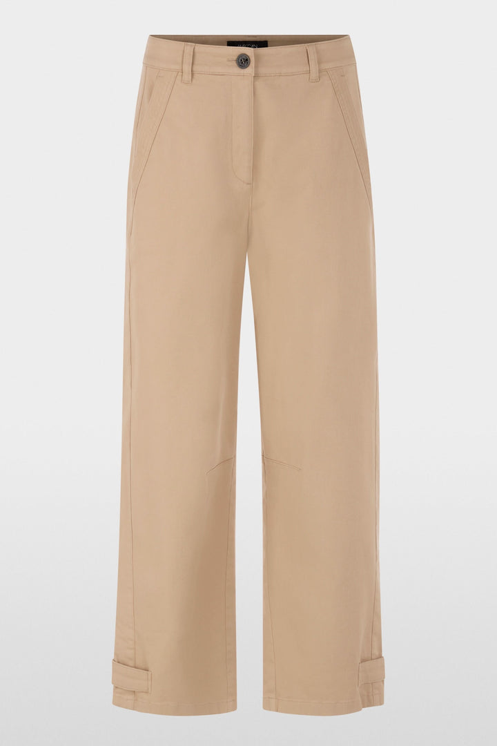 Pantalon RUMA en mélange de coton doux, coupe droite légèrement ample, taille haute structurée, longueur cheville moderne.