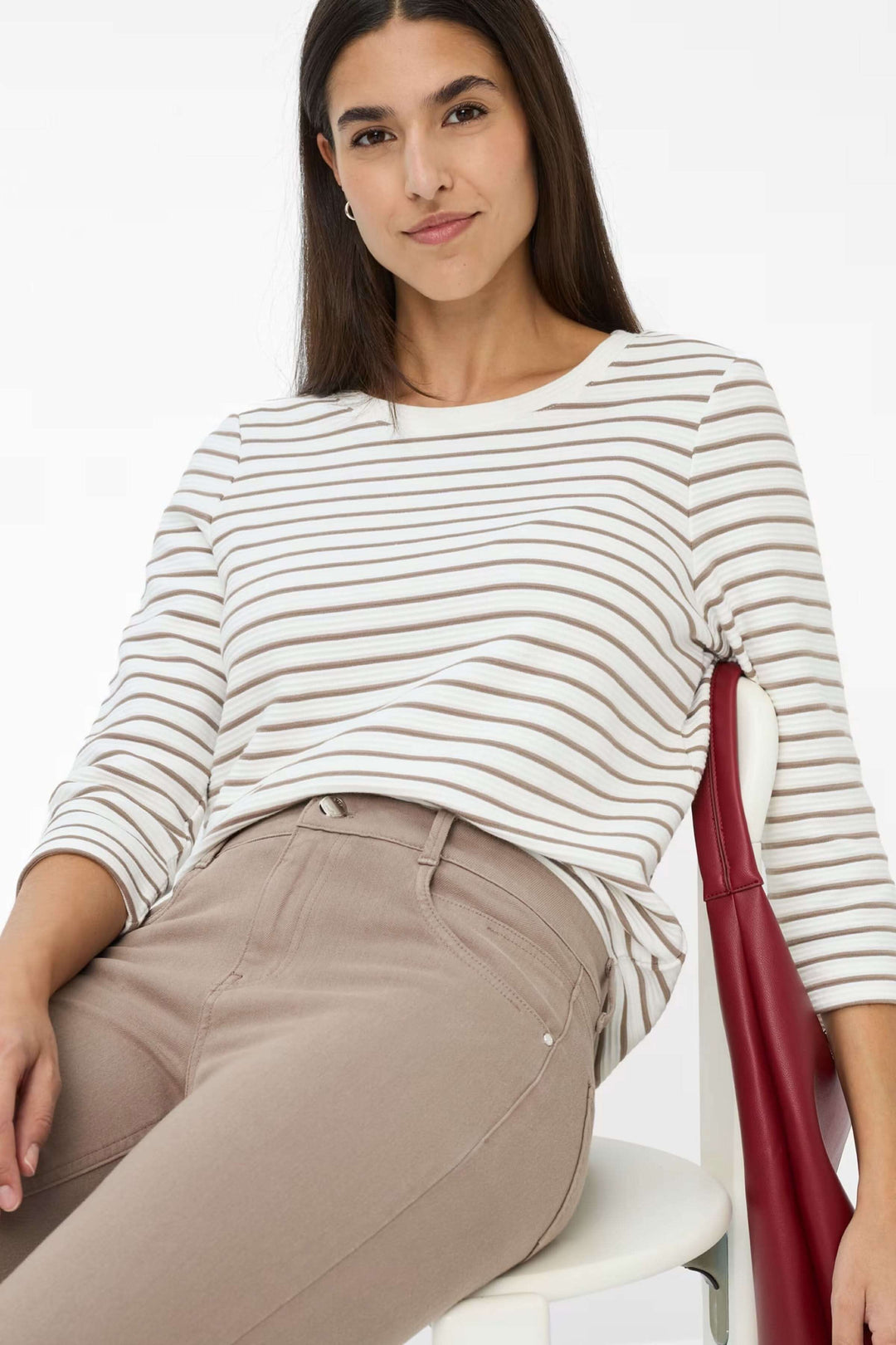 Femme portant le Pantalon Shakira ajusté avec un chandail rayé, style chic et confortable, taille mi-haute, matière extensible.