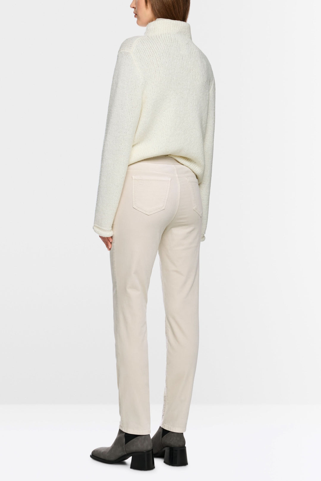 Pantalon Siena à taille élastique en coton extensible, élégant et confortable, modèle ajusté, vue arrière, fausses poches visibles.