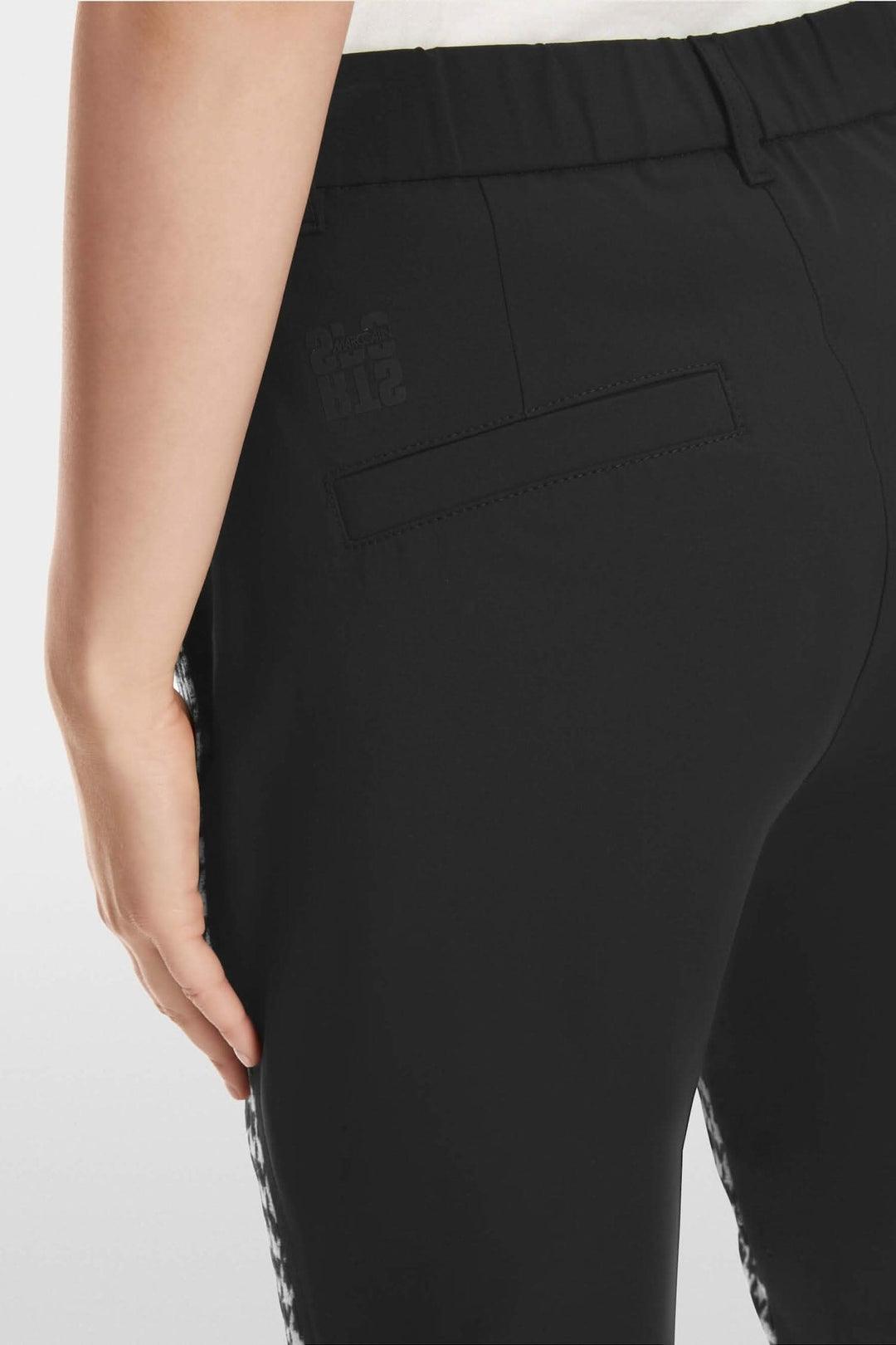 Détail arrière du pantalon SLIVEN noir avec poches passepoilées et taille haute, offrant confort et style.