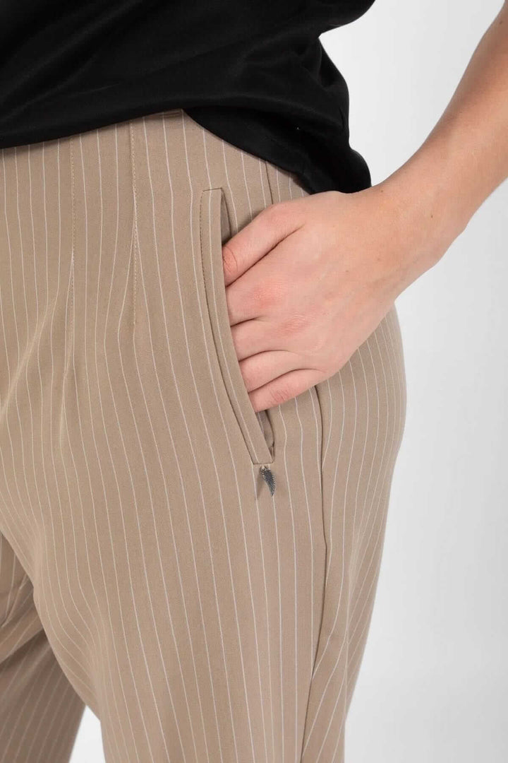 Détail du pantalon Stella avec fermeture éclair discrète et poches, offrant style et confort.