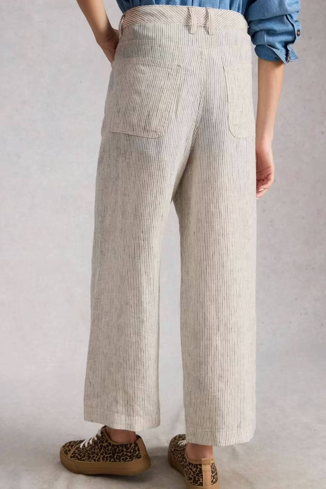Vue arrière du Pantalon Tia à jambes larges, coupe droite, en tissu fluide, pour un style moderne et confortable.