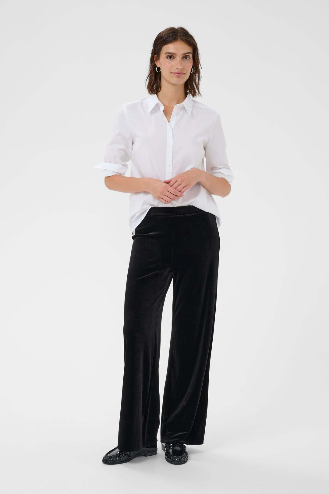 Pantalon Varla en velours à jambe large, élégant et confortable, tissu doux et extensible, coupe ample, silhouette chic et raffinée.