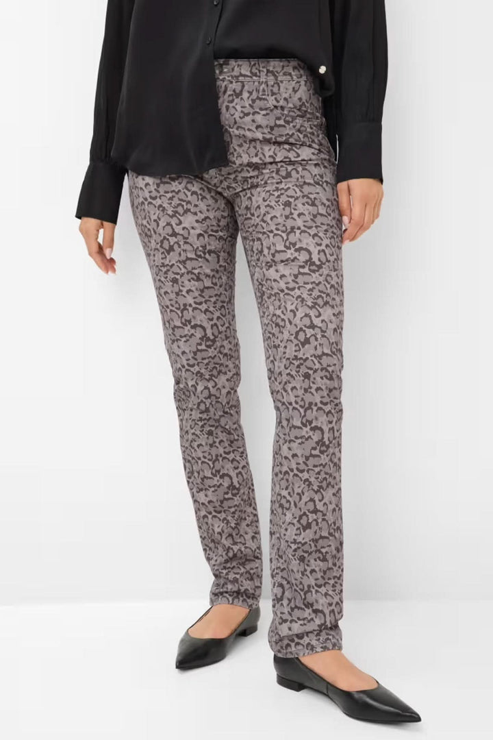 Pantalon ajusté à imprimé graphique avec design subtil, coupe près du corps et ceinture montée, idéal pour un look chic et moderne.