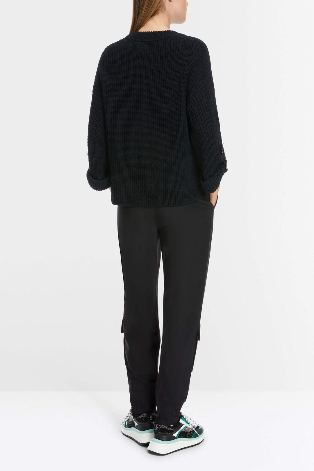 Pantalon noir avec poches et pull en maille noire, vue arrière, style décontracté.