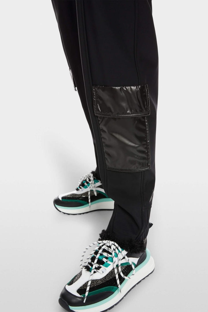 Pantalon RIETI noir avec poches en nylon et empiècements côtelés, porté avec des sneakers tendance.
