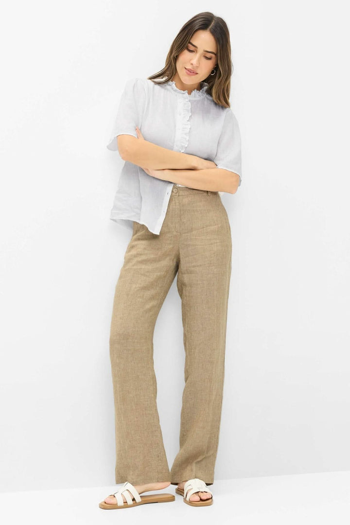 Femme portant le Pantalon bande élastique MAINE avec une silhouette moderne et confortable pour un look polyvalent.