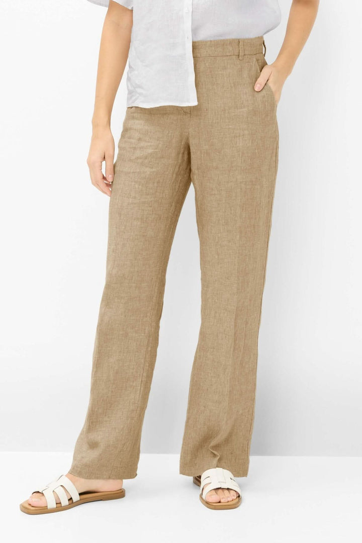 Femme portant Pantalon bande élastique MAINE coupe droite et épurée pour un look moderne et polyvalent.