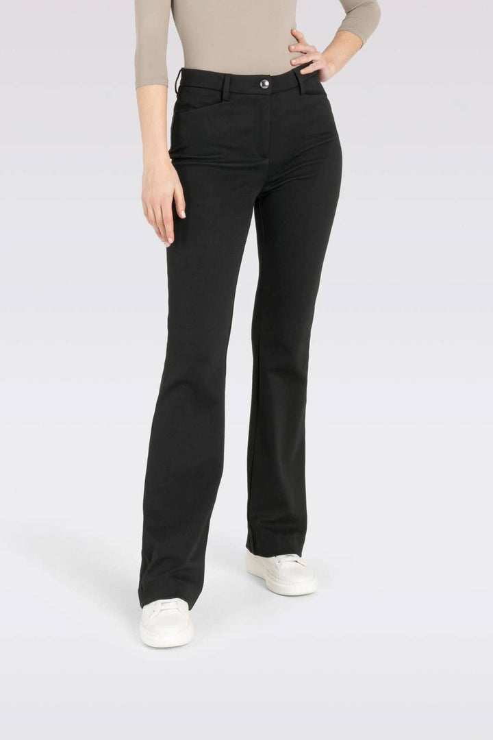 Pantalon boot cut BELLA, coupe droite, ourlet évasé, en noir, avec poches latérales et détails modernes.