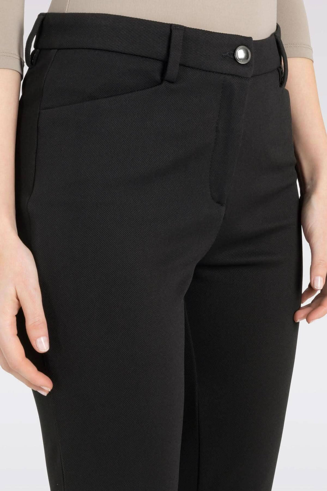 Pantalon boot cut Bella en noir, avec poches latérales françaises et taille confortable, coupe moderne et sportive.