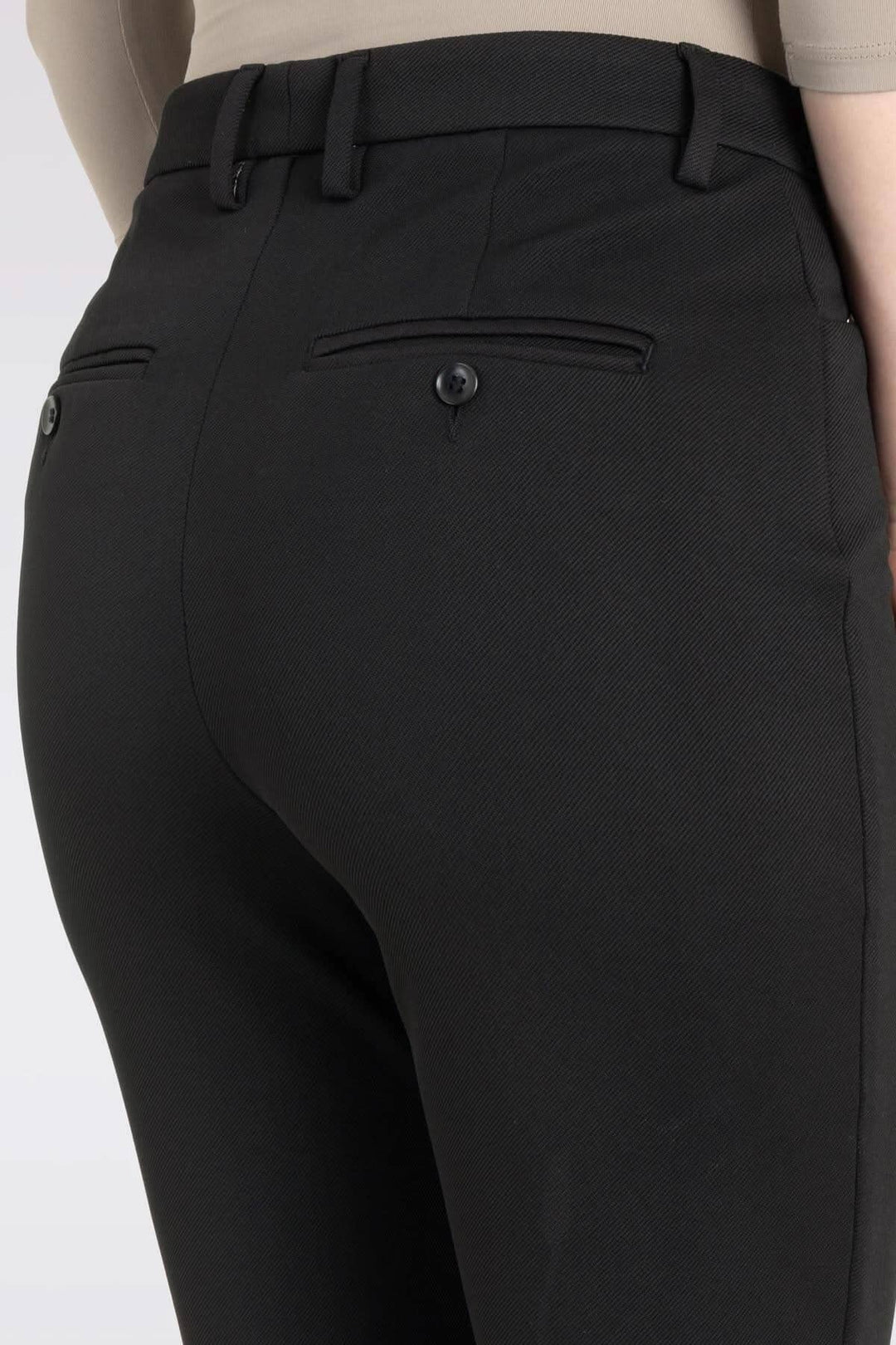 Pantalon boot cut Bella, détail des poches passepoilées au dos, coupe moderne et confortable.