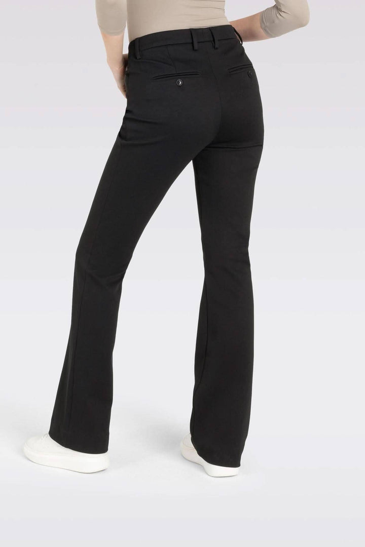 Pantalon boot cut Bella femme, coupe droite, ourlet évasé, poches au dos, porté avec un haut beige.