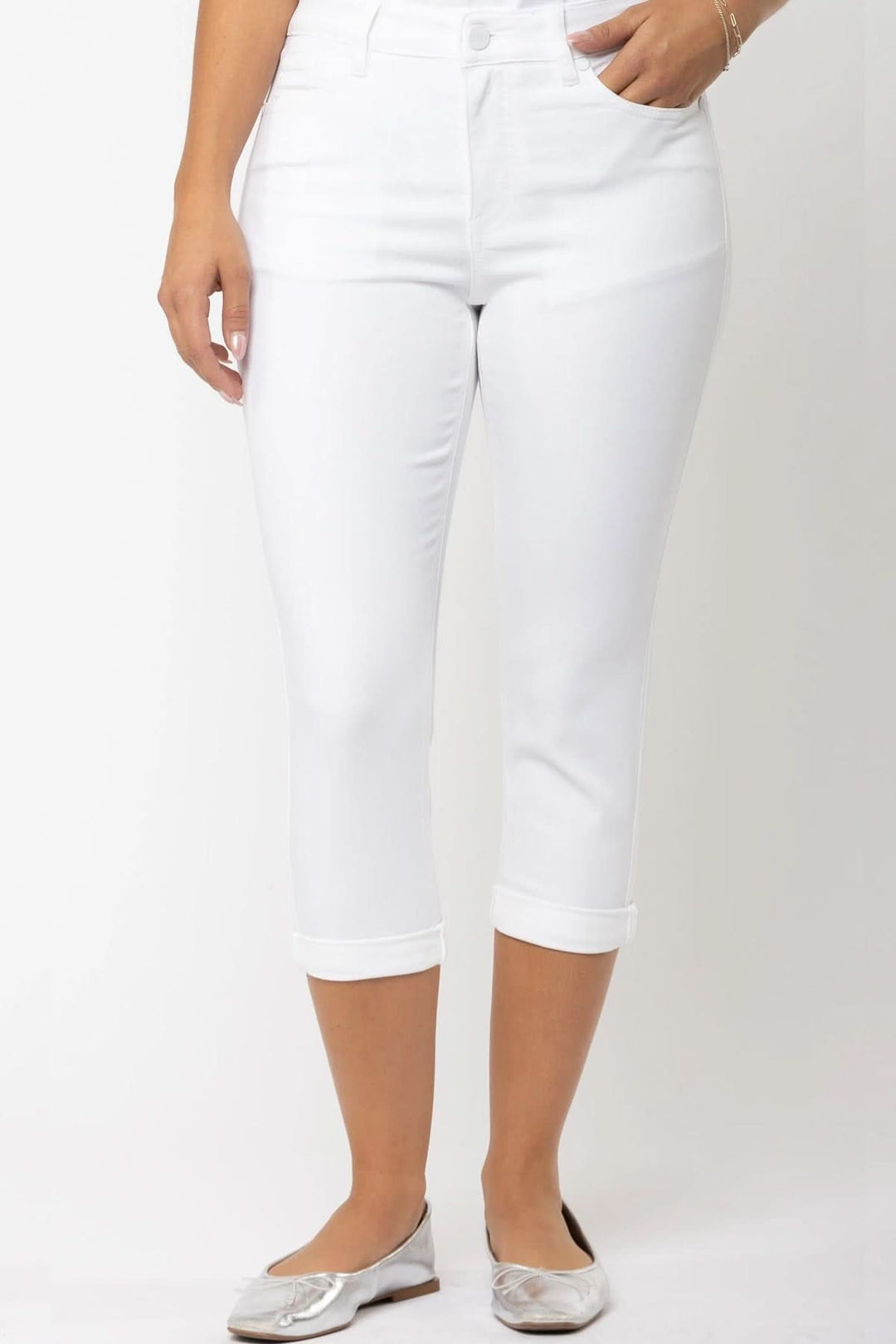 Pantalon capri blanc, ajusté avec revers, idéal pour un look printanier décontracté.