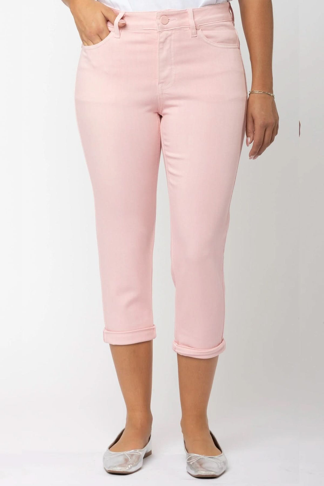Pantalon capri extensible rose avec revers cousu, coupe ajustée et taille mi-haute, parfait pour le printemps.