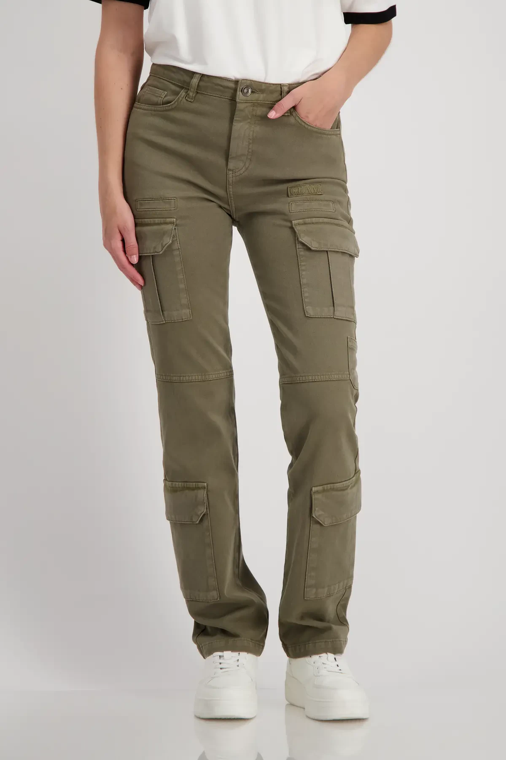 Pantalon cargo kaki avec poches, coupe droite et tissu stretch, parfait pour un look décontracté.