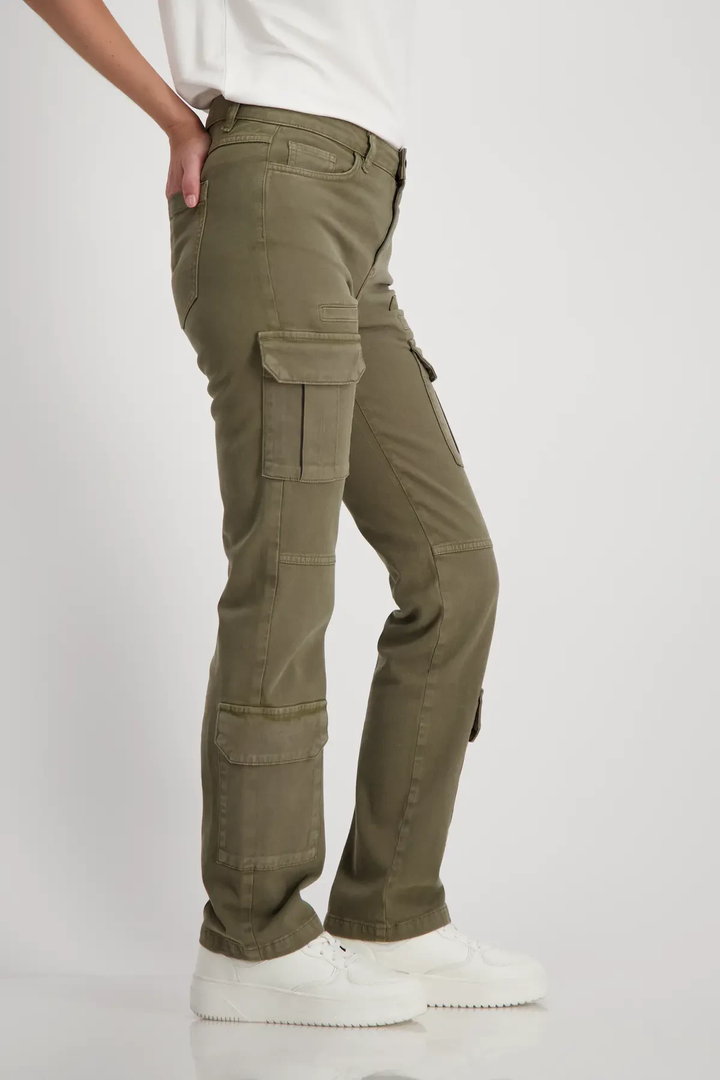 Pantalon cargo kaki moderne, confortable, coupe droite, parfait pour un look décontracté ou soigné.