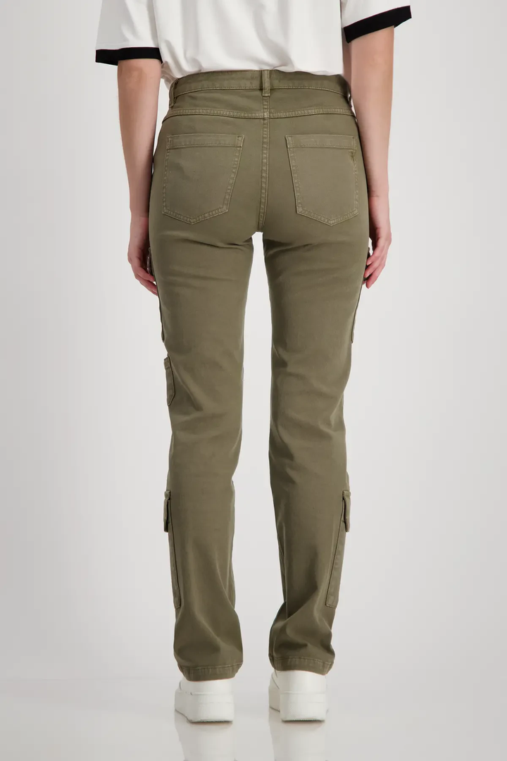 Pantalon cargo kaki vue arrière, coupe droite et tissu stretch, idéal pour un look décontracté.