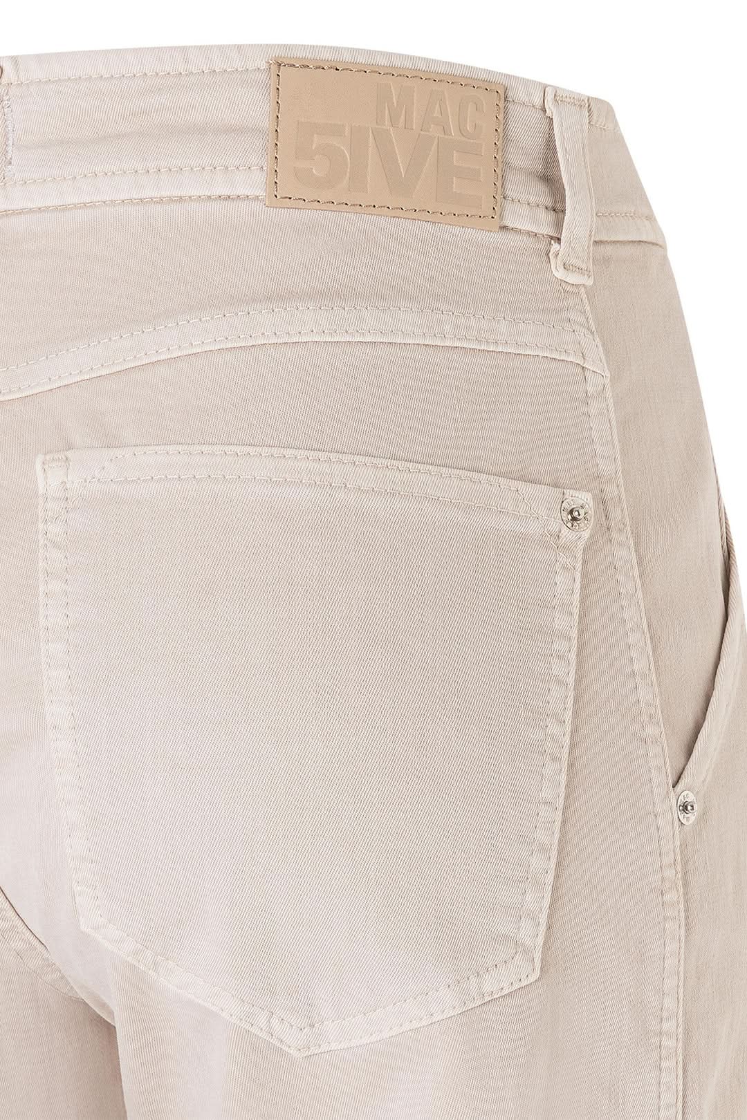 Vue arrière du Pantalon cargo Ruby 2.3 en gabardine stretch ivoire antique avec poches utilitaires.