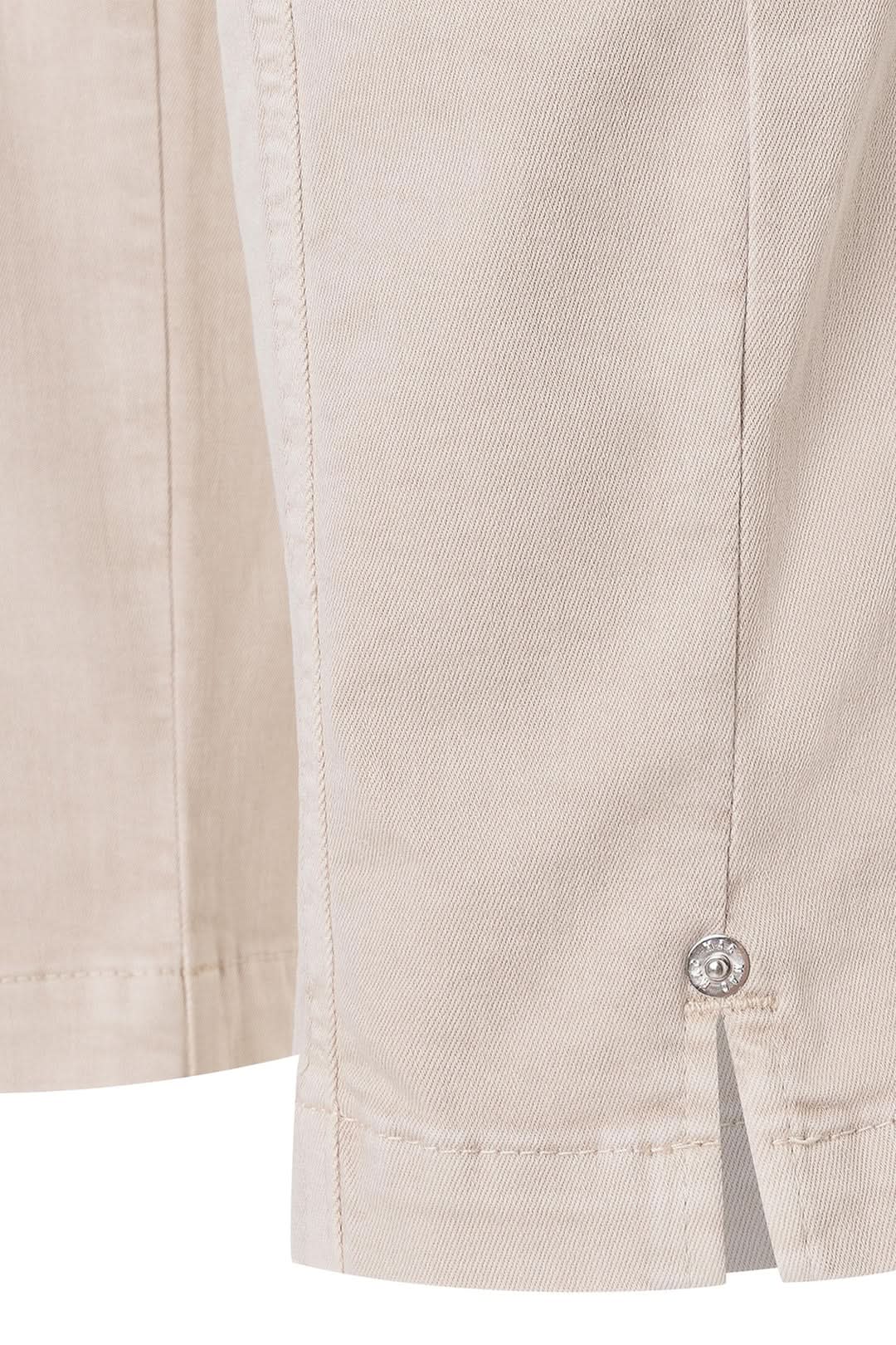 Détail du tissu gabardine stretch ivoire antique du Pantalon cargo Ruby 2.3 avec couture et bouton, style épuré et utilitaire.