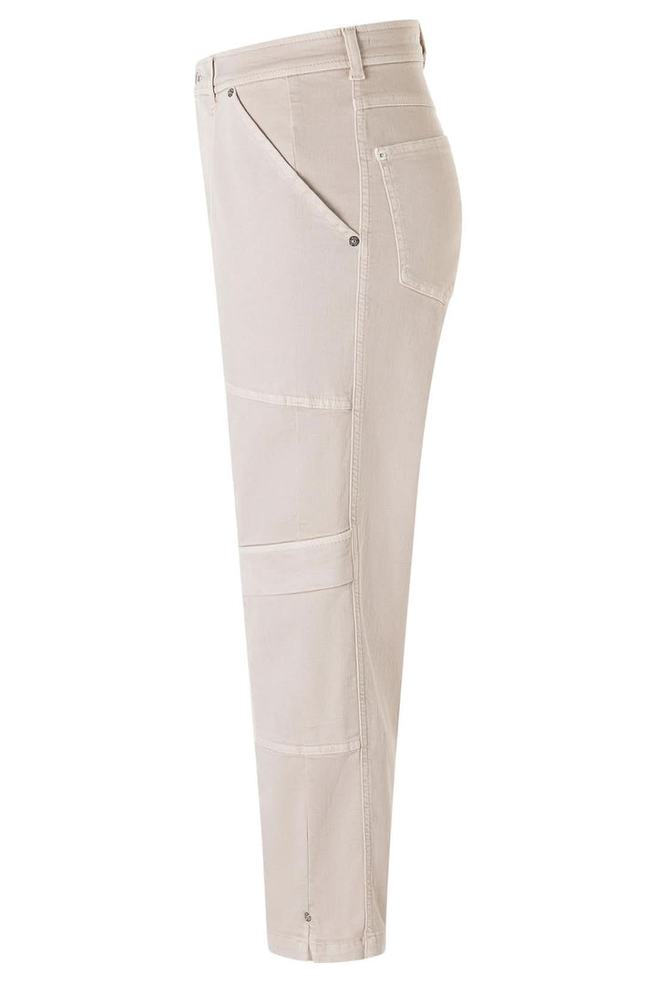 Pantalon cargo Ruby 2.3 en gabardine stretch ivoire antique avec poches utilitaires, élégance moderne pour le quotidien.