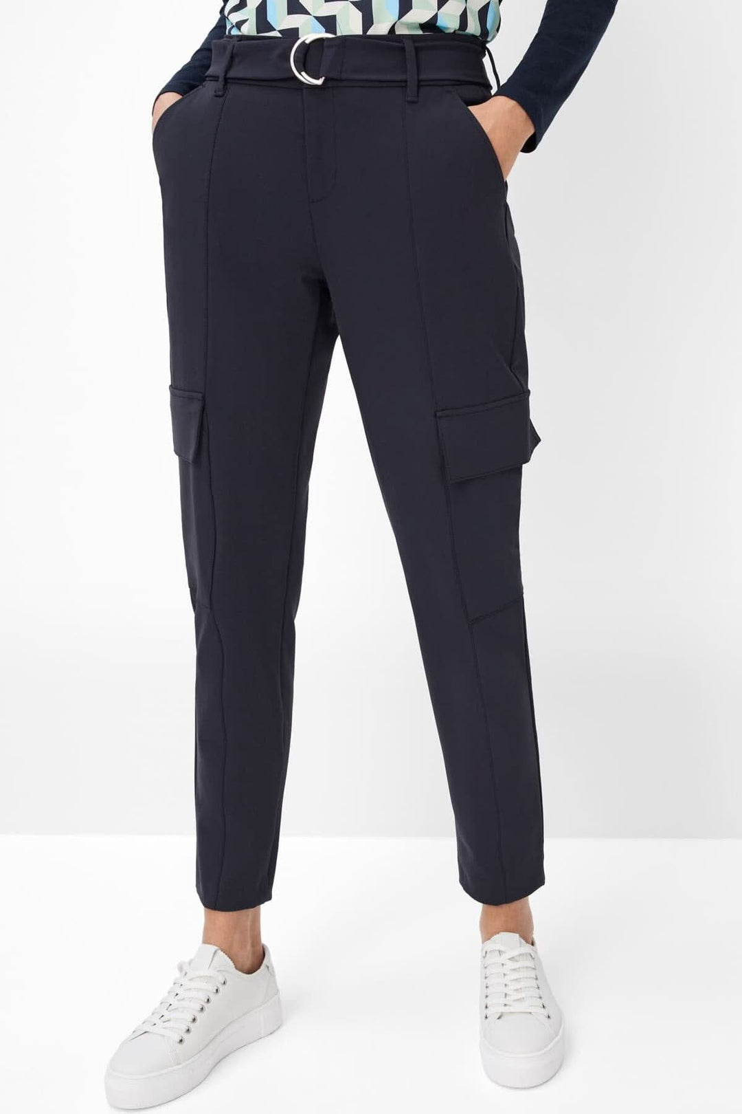 Pantalon ceinturé Morris, style jogger 7/8, poches cargo, tissu Techno Quality, avec baskets blanches.