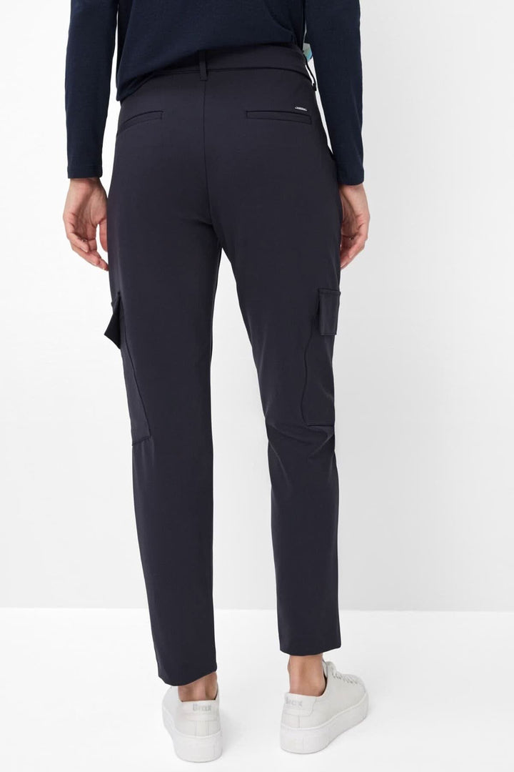 Pantalon ceinturé Morris, vue arrière, style jogger 7/8 avec poches cargo et ceinture à nouer.