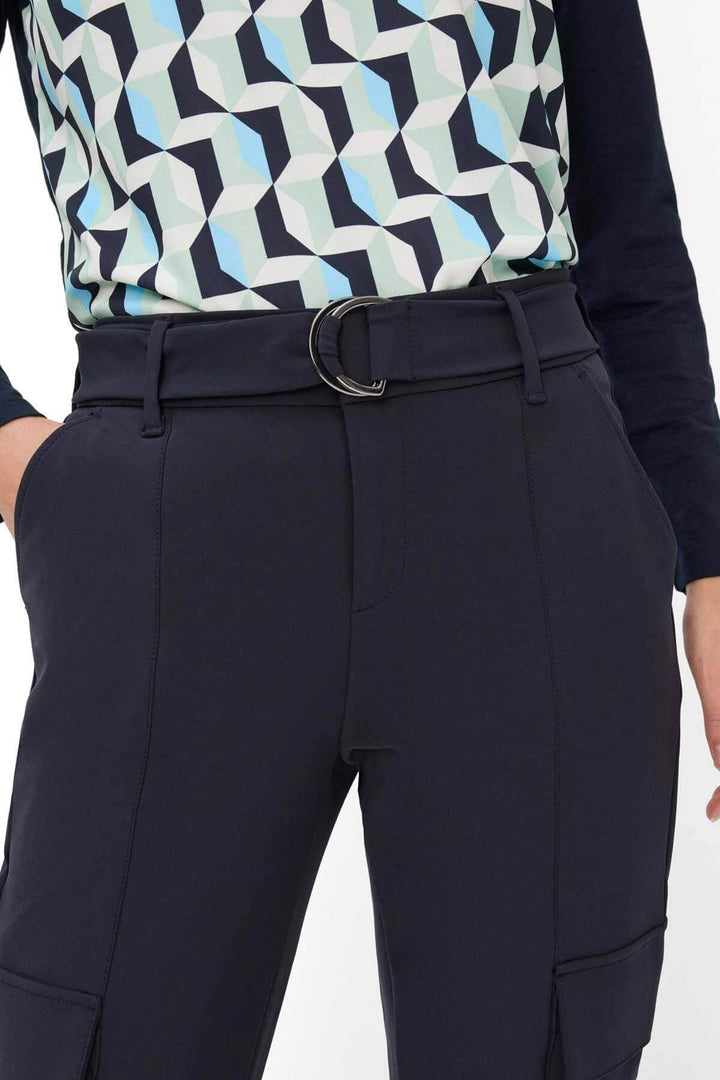 Pantalon ceinturé Morris avec poches cargo, associé à un haut géométrique pour un look décontracté.