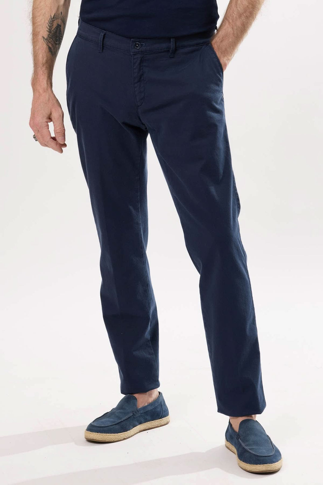 Pantalon chino coupe droite pour homme, en toile douce, parfait pour looks décontractés ou habillés.