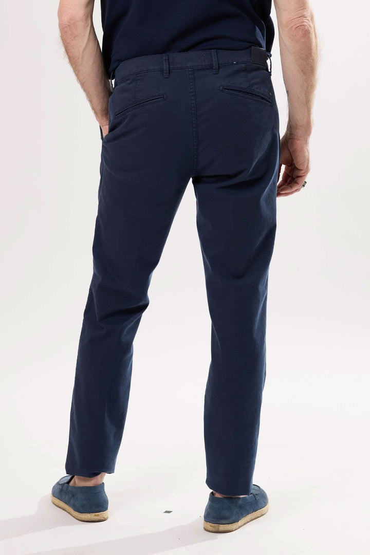 Pantalon chino bleu marine à coupe droite, porté par un homme, vue arrière, idéal pour look décontractés ou habillés.