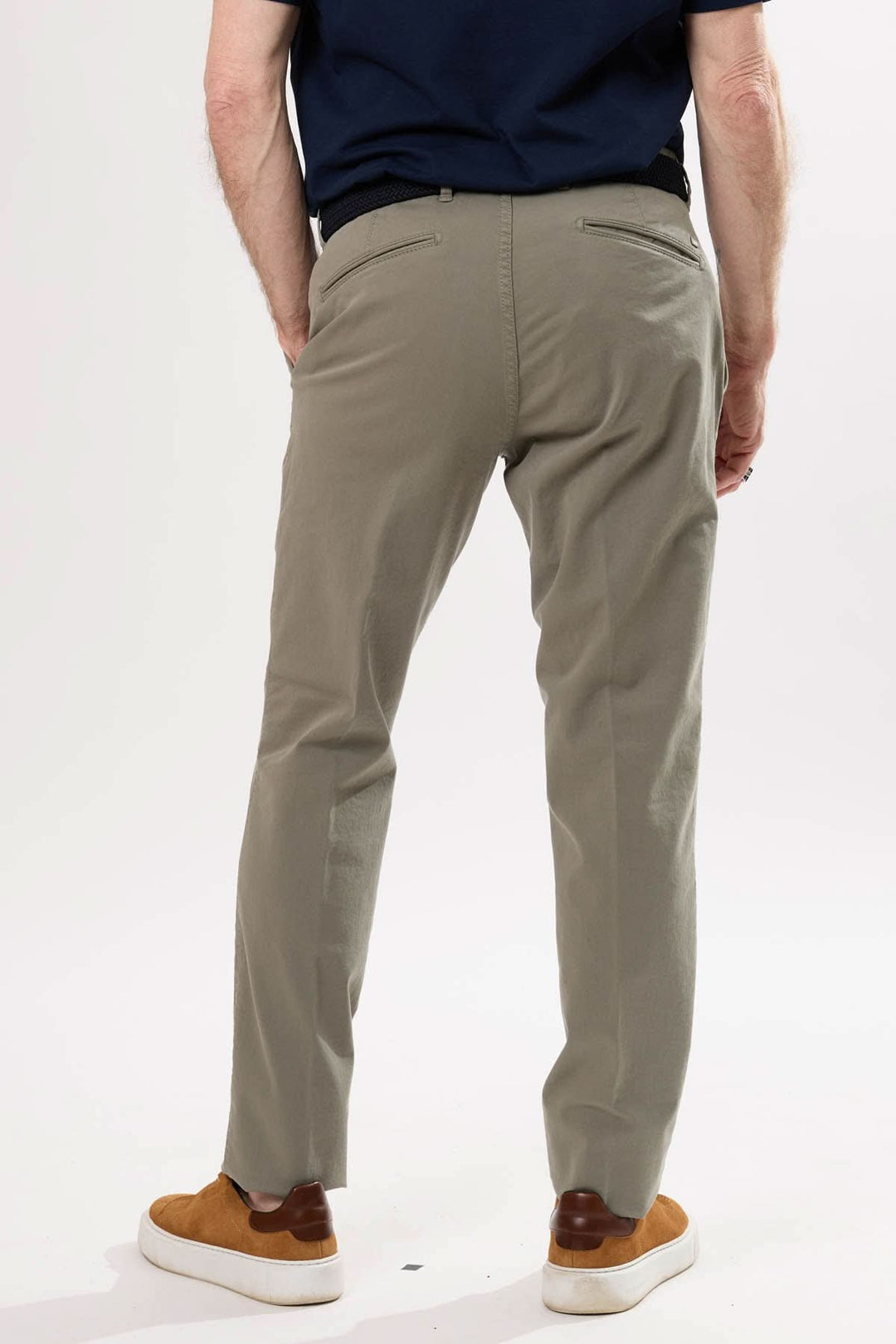 Pantalon chino pour homme, coupe droite, confort optimal, parfait pour looks décontractés ou habillés.