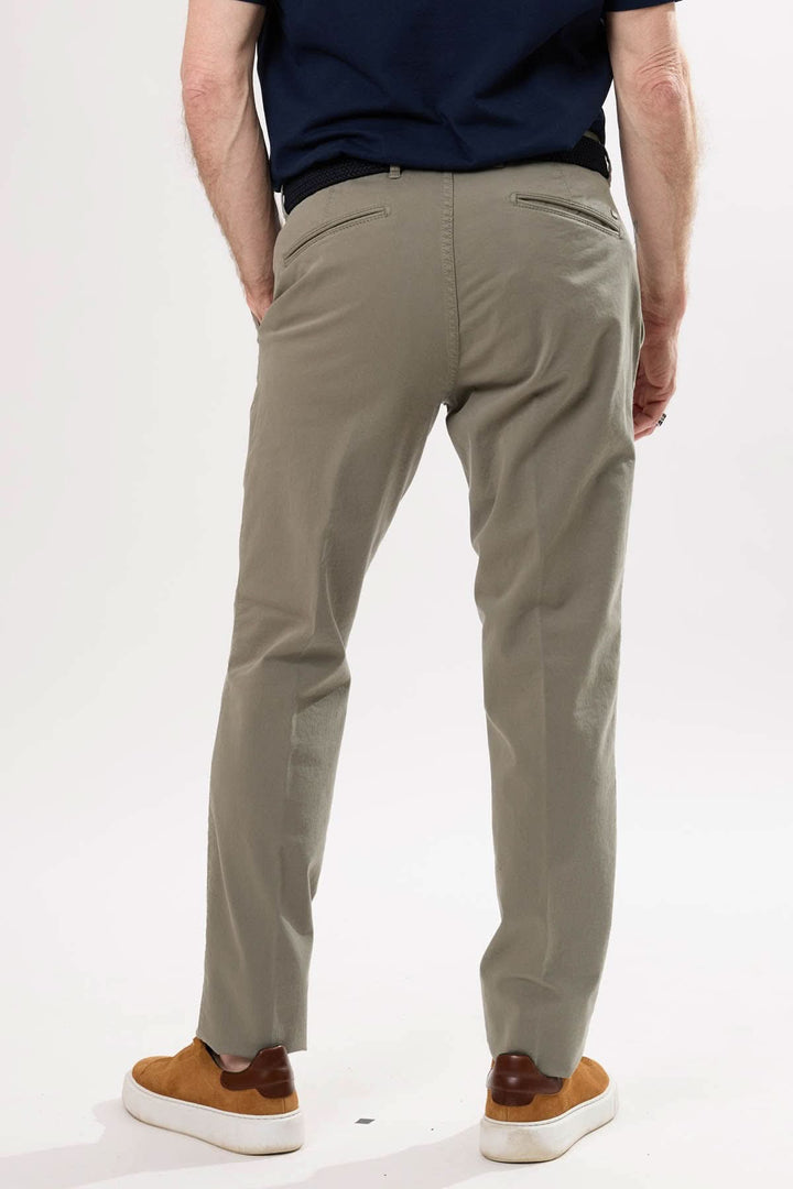 Pantalon chino pour homme, coupe droite, confort optimal, parfait pour looks décontractés ou habillés.