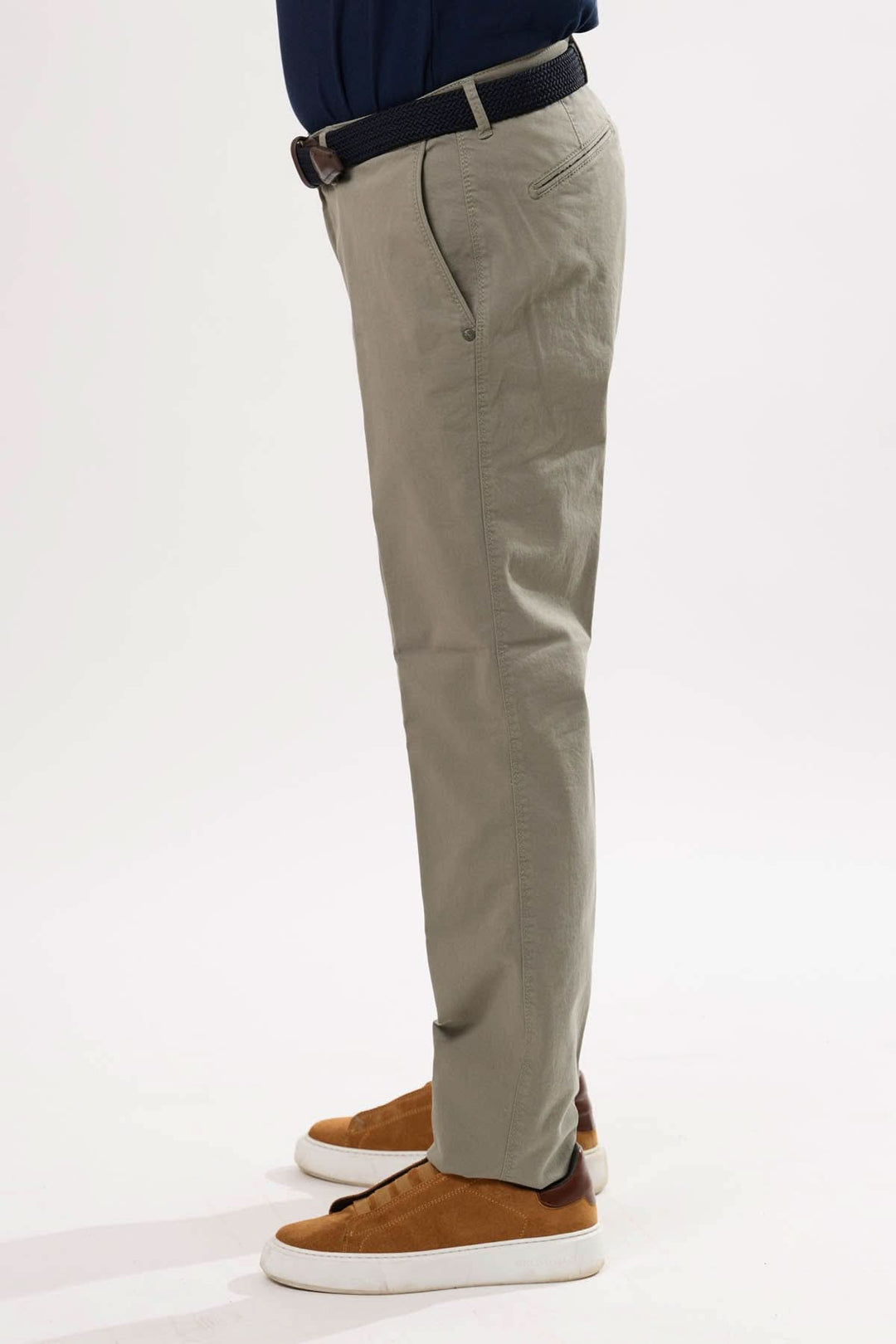 Pantalon chino à la coupe droite, léger et confortable, porté avec une ceinture et des sneakers.