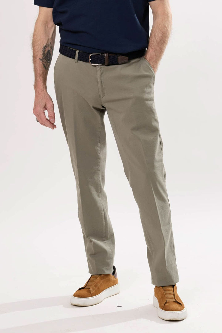 Pantalon chino droit en toile douce, un essentiel masculin pour looks décontractés ou habillés.