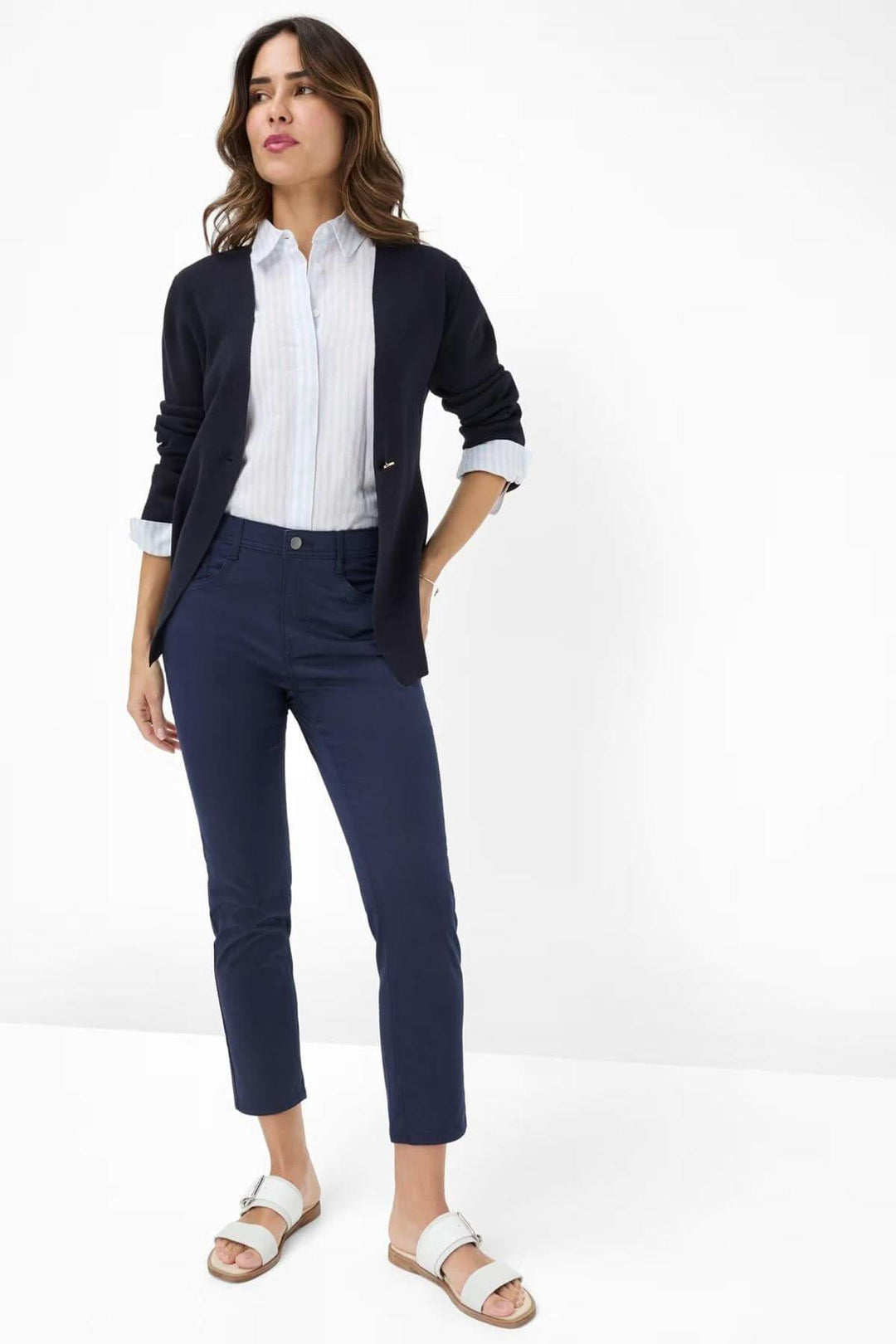 Femme en pantalon chino MARY S, chemise à rayures et cardigan, style décontracté avec sandales.